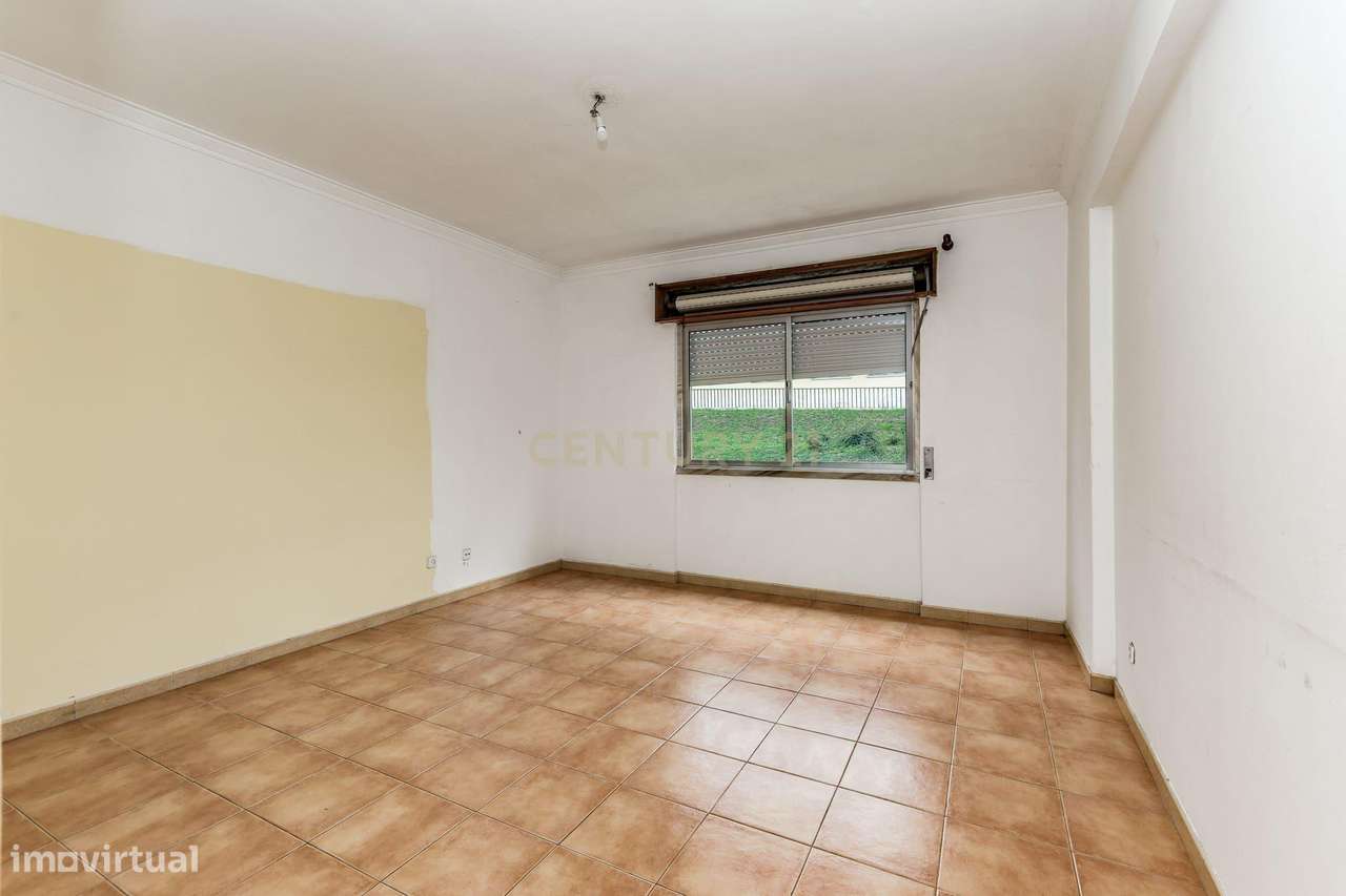 Apartamento T2 com Excelentes áeas | Para Remodelação-1