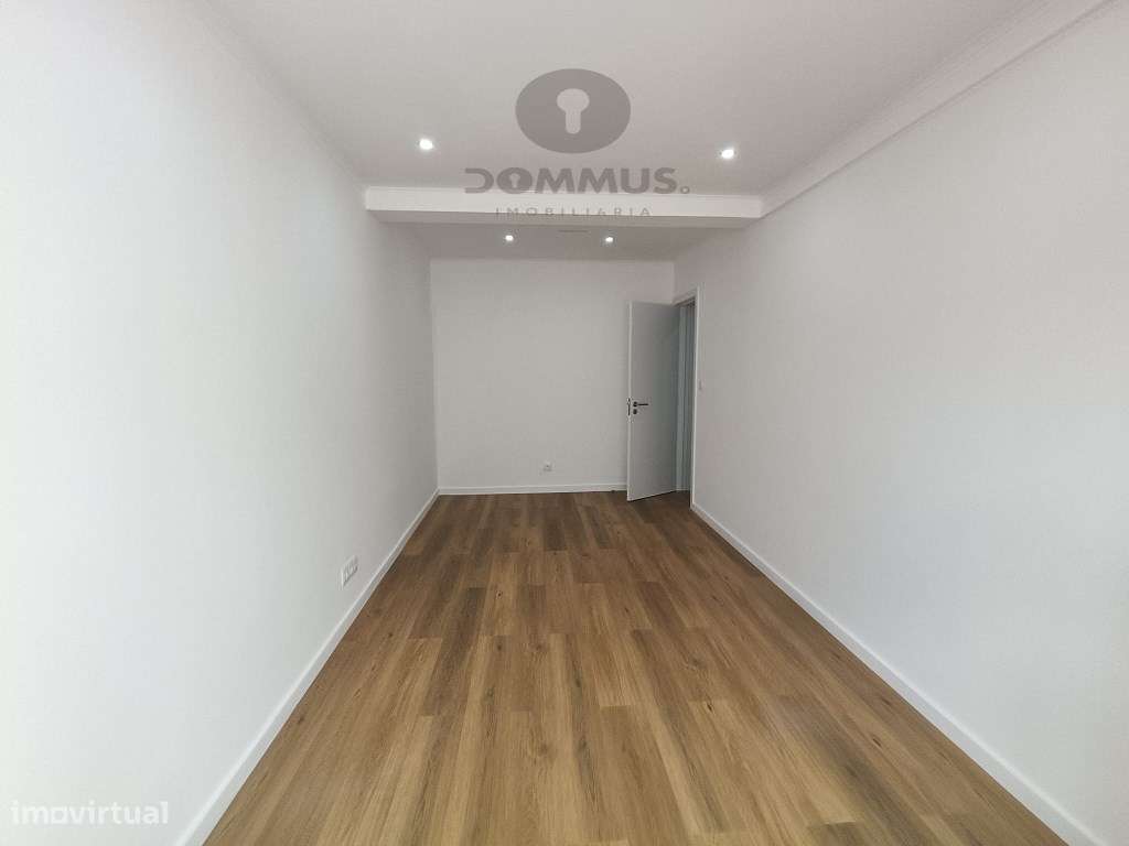 Apartamento T2+1 Renovado na Buraca-16