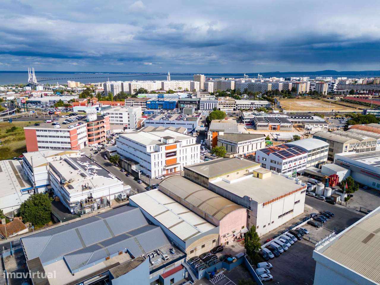 Armazém Industrial com 5 Pisos no Prior Velho, Loures-12