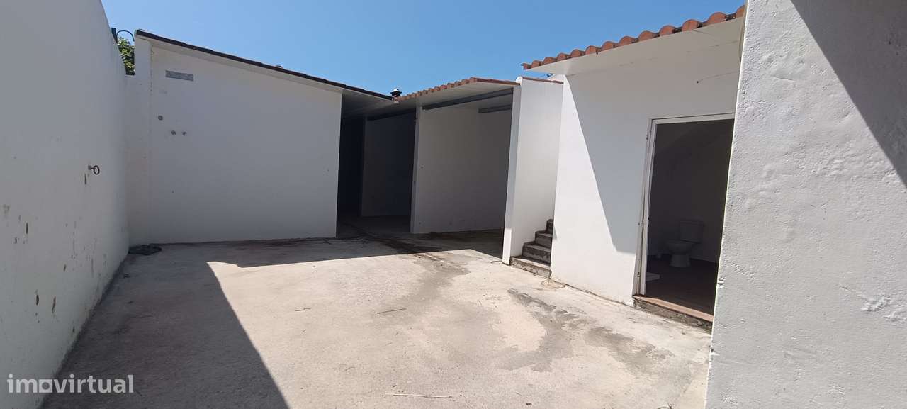 Moradia V5 com logradouro e 10 boxes para cavalos-32