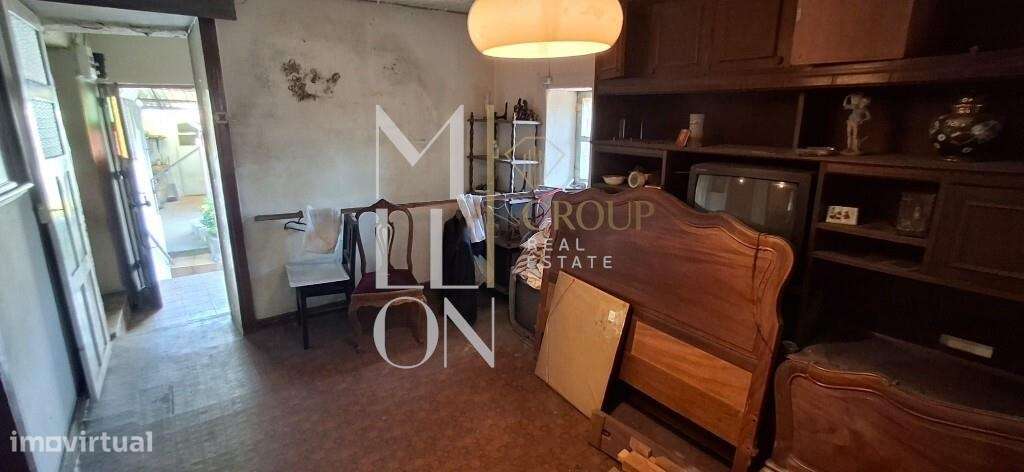 Moradia T2 bifamiliar com grande potêncial e excelente localização:-18