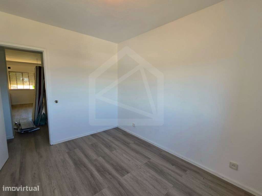Apartamento T2 Renovado em São João da Madeira-7