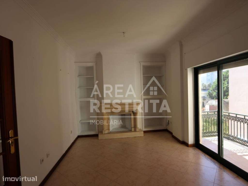 Apartamento T2 com uma área total de 103 m², situado no centro da c... - Grande imagem: 3/12