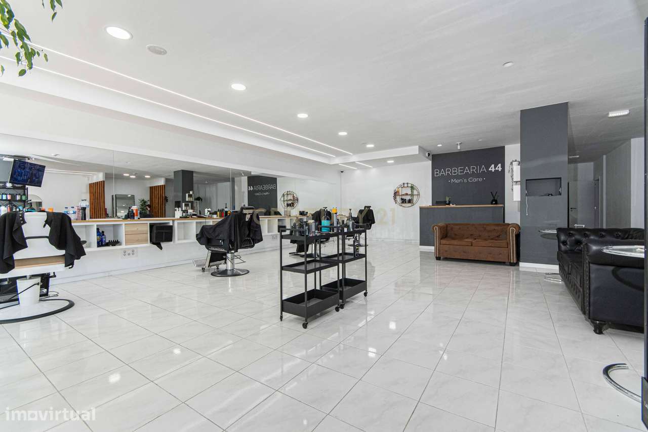 Trespasse de Barbearia de Excelência – Pronta a funcionar no Coração d - Grande imagem: 1/19