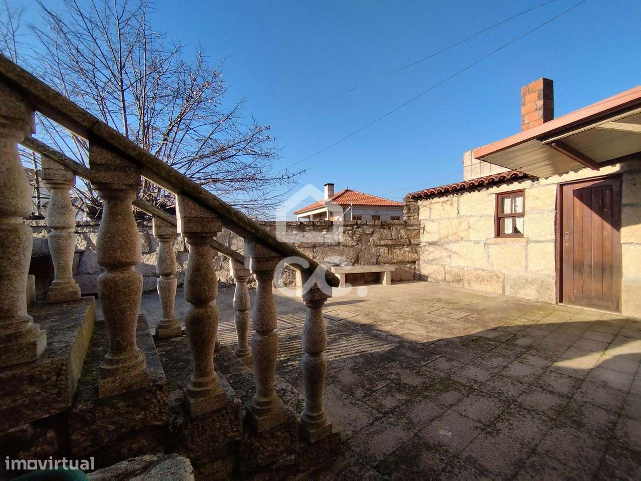 Moradia em pedra, com res do chão e primero andar num vila mediaeval-16