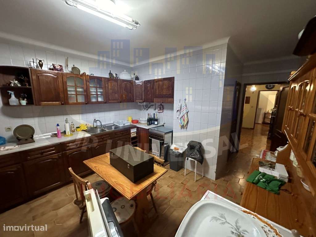 Vende-se Apartamento T3 junto à Avenida Marquês de Pombal-23