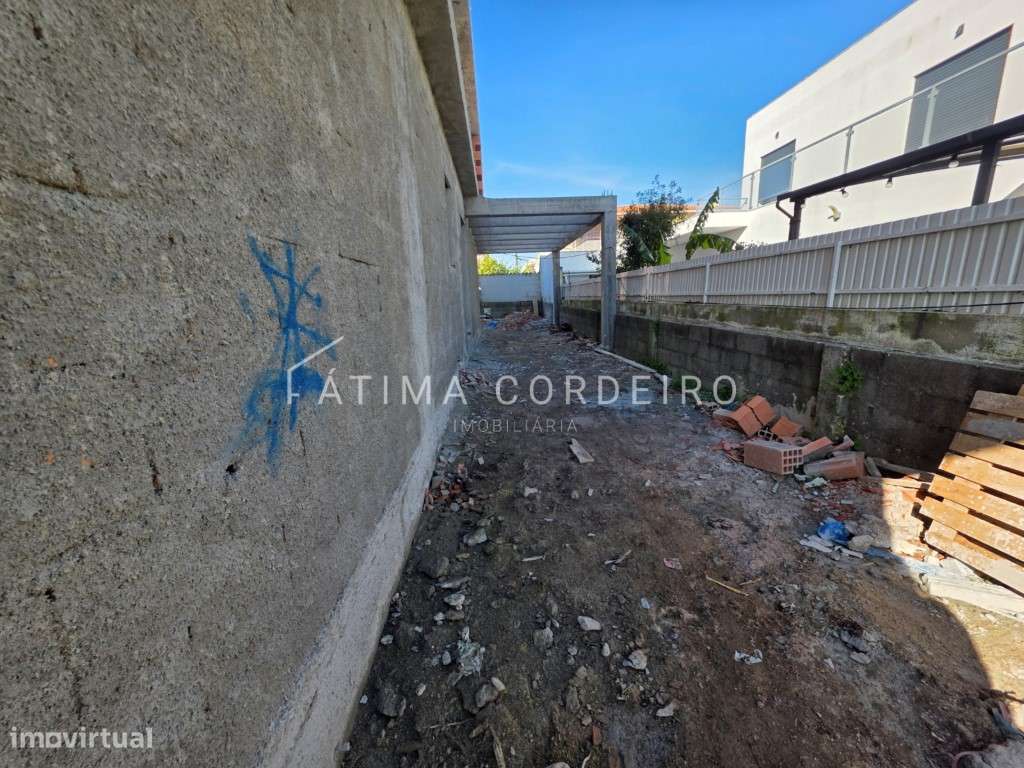 Moradia T4 com 3 Suítes e piscina Fernão Ferro-2