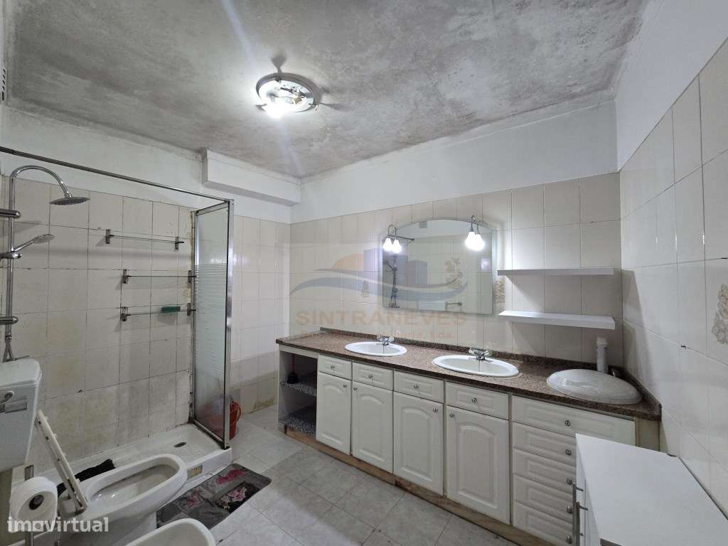 Oportunidade Única em Massamá - T1 Convertido em Espaçoso T2!-3