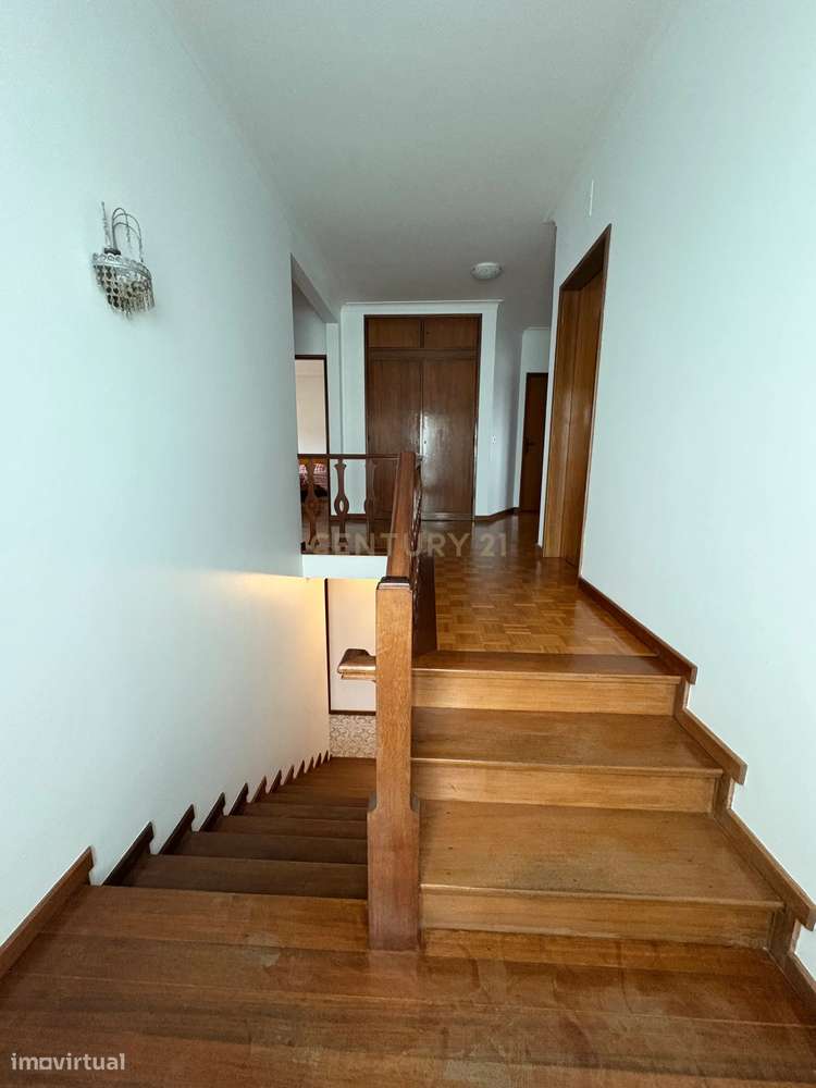 Moradia T7 com Vista Mar e Elevado Potencial em Areosa-15