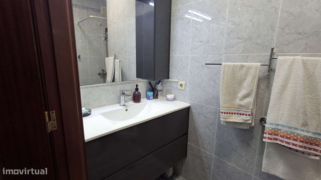 Apartamento T3 com garagem e terraço em Maia-11