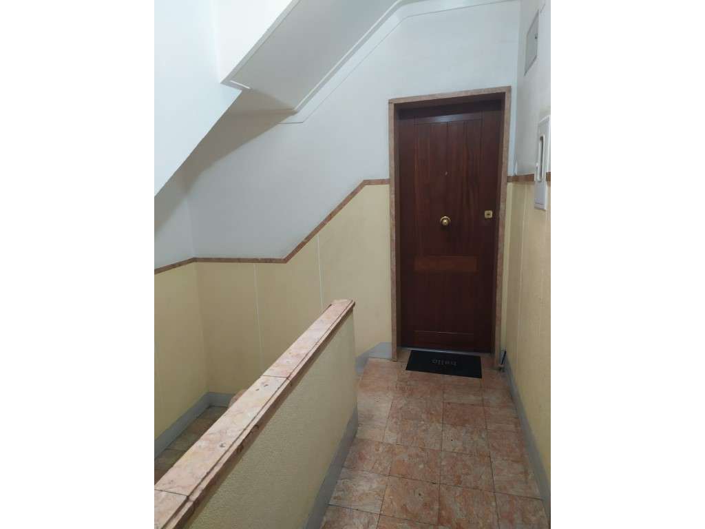 T2 remodelado e semiequipado na Amadora-18