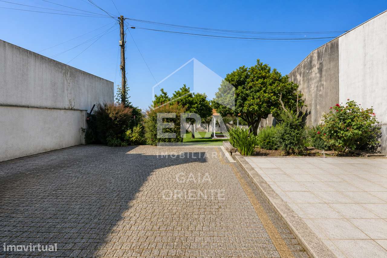 Moradia T4 Com Jardim e Garagem-34