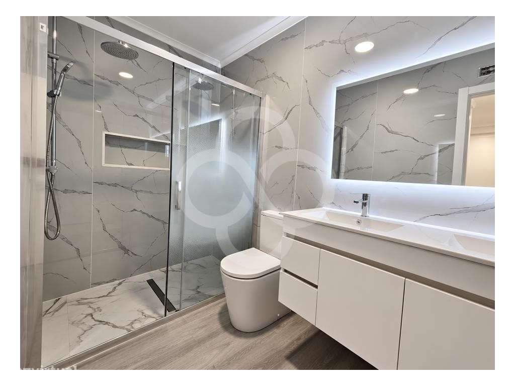 Totalmente remodelado, apartamento T4 com varanda no centro da Amor...-3
