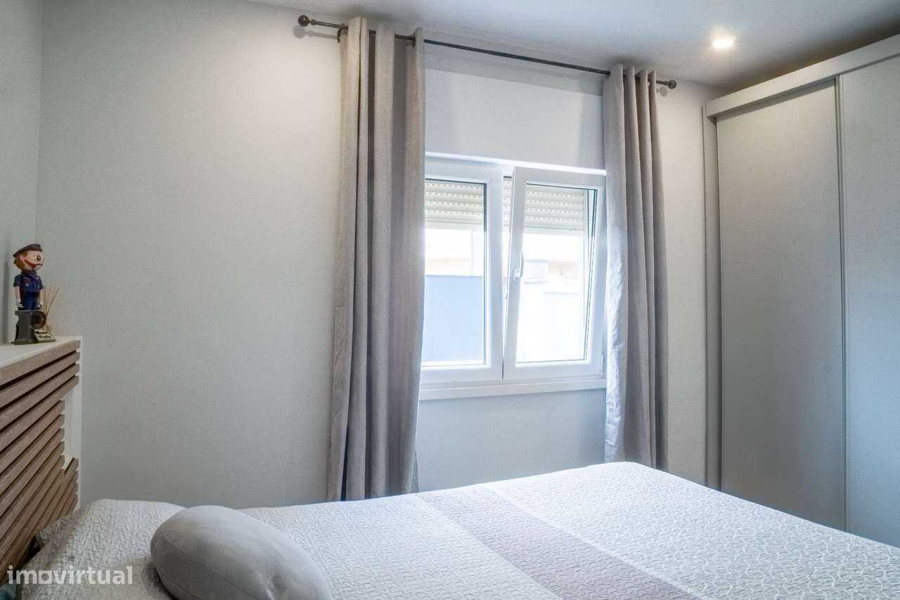 Moradia T5 na Quinta do Conde com sótão e garagem-11