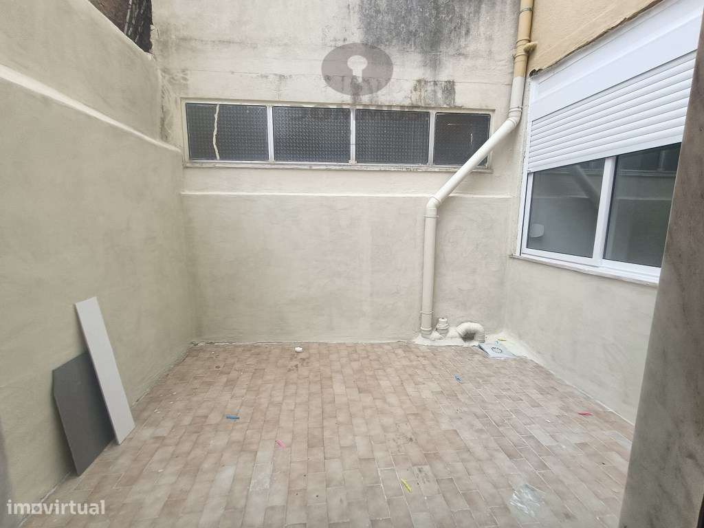 Apartamento T2+1 Remodelado com Logradouro na Falagueira-1