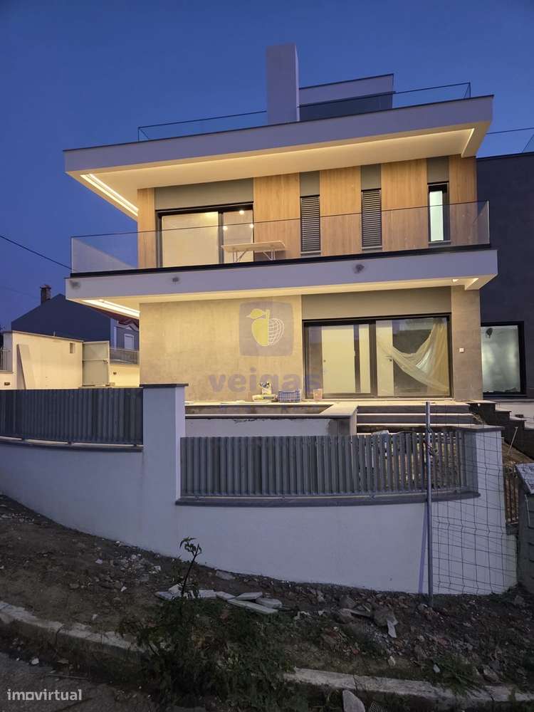 Moradia T4 C/ Piscina -  Bairro Primavera-24