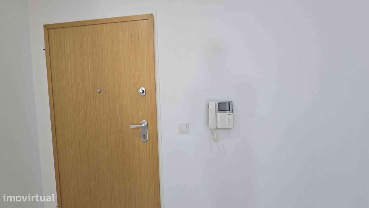 Moradia T4 isolada com jardim e garagem-23