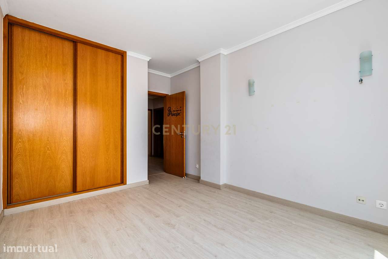 Apartamento Morderno T4 com Vista Mar, Elevador , Garagem e 166 m² em-18