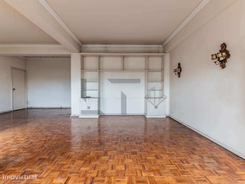 Apartamento T6 com Varandas e Arrecadação Para Remodelação, na Aven... - Grande imagem: 4/19