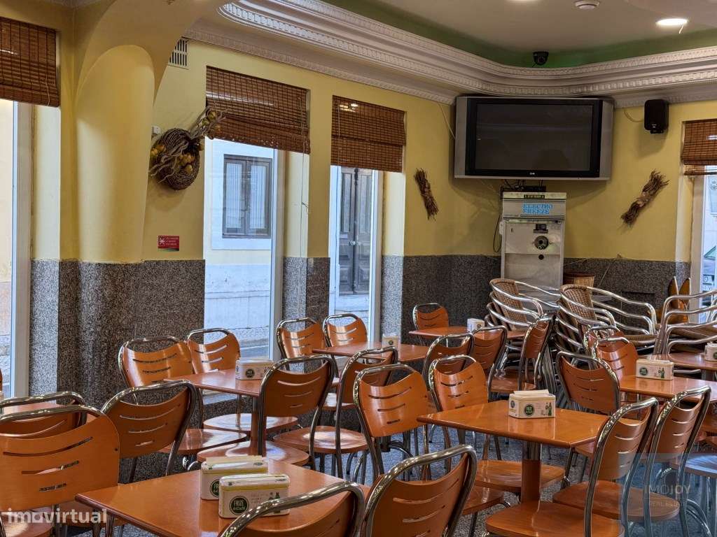 Prédio Comercial Fanhões - Grande imagem: 2/24