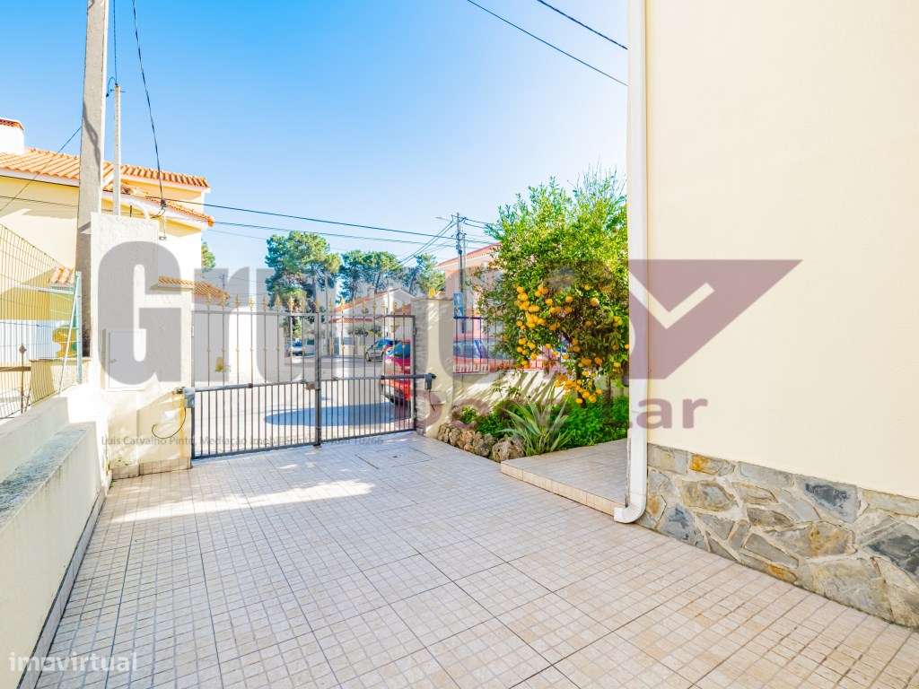 Moradia Isolada T5 com Garagem e anexo em Quinta do Conde-5