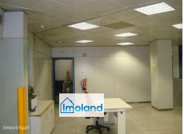 Loja / C/Excelente Montra / Ao Hospital de S. João - Porto - Grande imagem: 3/7