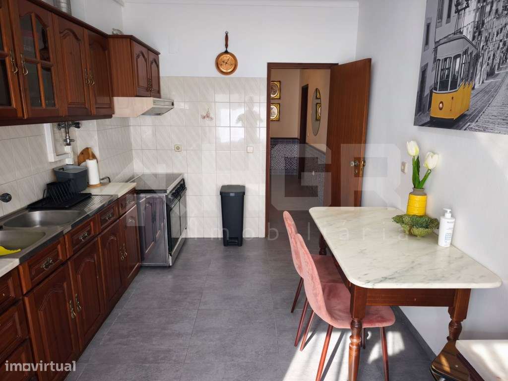 T3 | 1º ANDAR | BOAS ÁREAS | MOBILADO | 2 CASAS DE BANHO | ARRECADA...-10