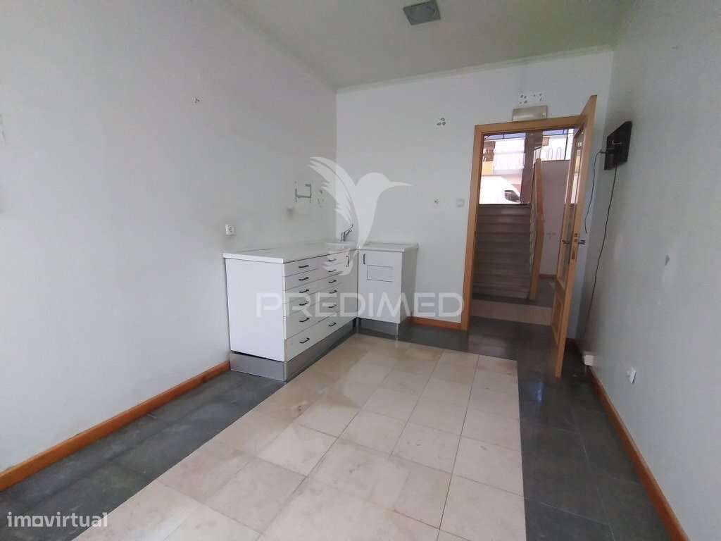 Vende se Loja  com 3 pisos Barreiro-15