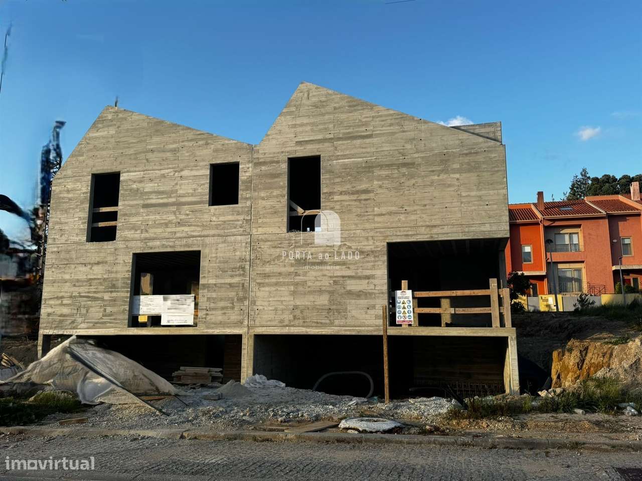 Moradia em Construção com Piscina – Oportunidade Única em Santa Maria - Grande imagem: 4/19