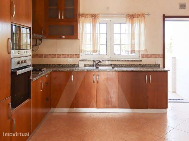 Andar de Moradia T2, parcialmente mobilado e semi equipado em Requeixo - Grande imagem: 5/26