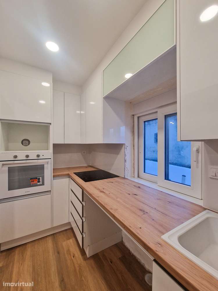 Moradia 4 ass. totalmente remodelada - possibilidade de quarto no r/c - Grande imagem: 4/46