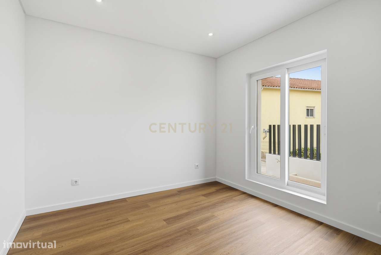 Moradia Renovada com Jardim, no Sarge-7