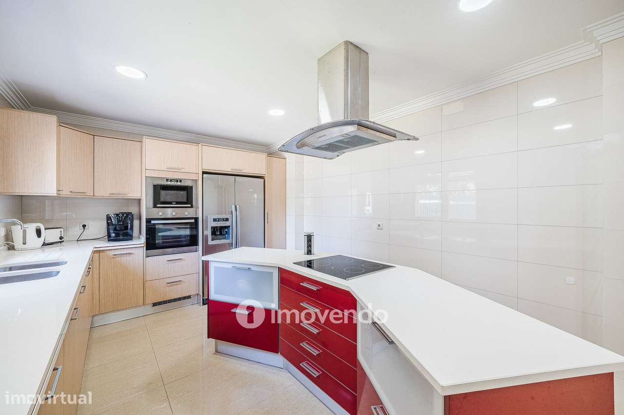 Moradia T4, com condomínio com piscina, em Almargem do Bispo-15