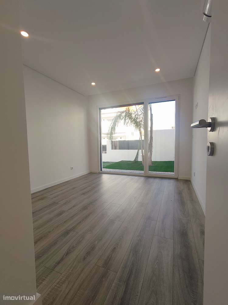 Oferta 1% do Valor de Aqusição - Moradia T4 + 1 com Piscina e Garagem-14