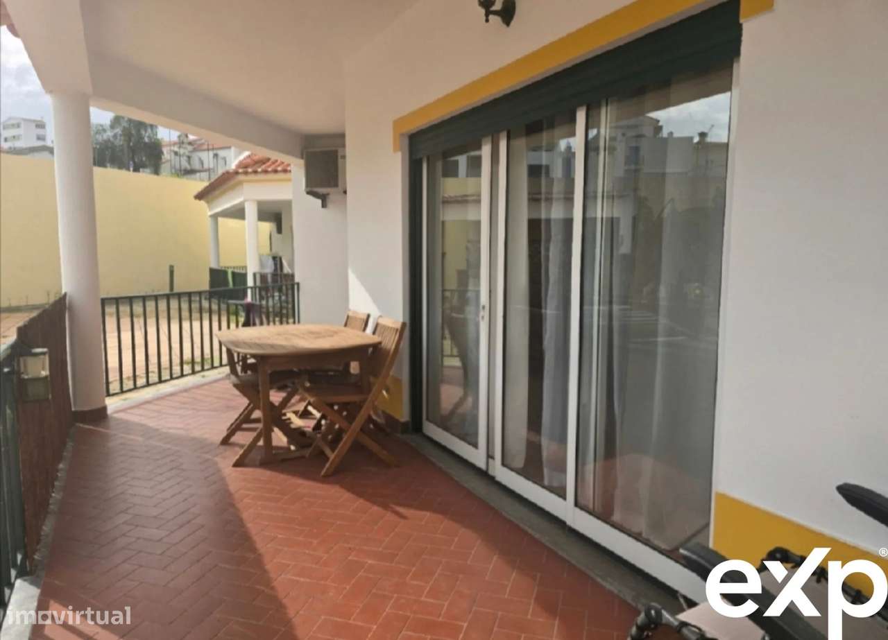 Andar de Moradia Rés-Chão em condomínio fechado com piscina - Grande imagem: 3/21