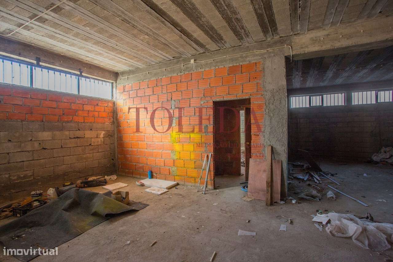 Armazém com 700m2 em zona Industrial-17
