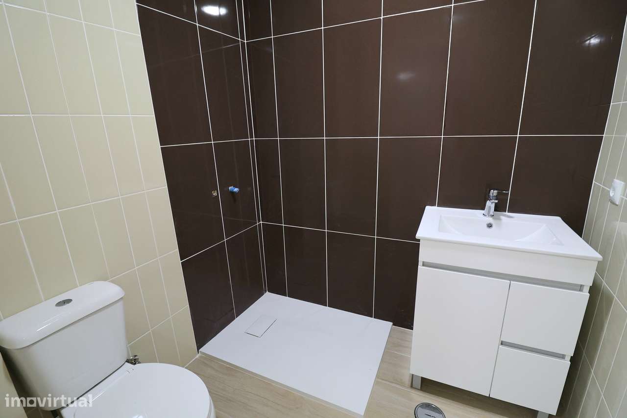Venda de atelier convertido em habitação a estrear T4 Venteira Amadora-13