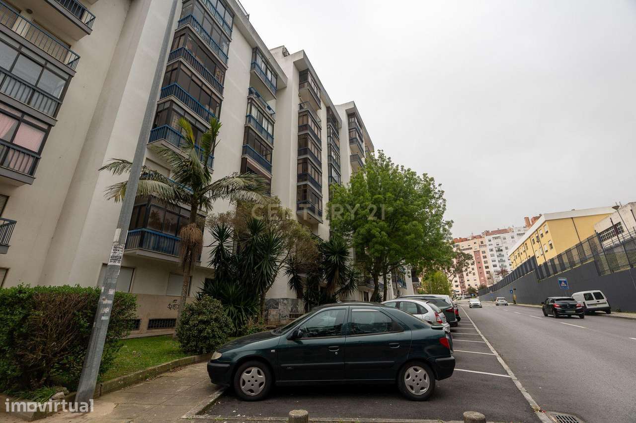 Apartamento de tipologia T2, com box e varandas, localizado em Rio de-34