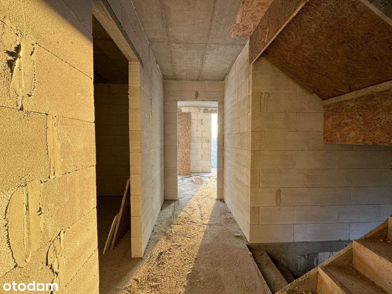 Dom szeregowy w stanie surowym otwartym, gaz oraz prąd na działce-8