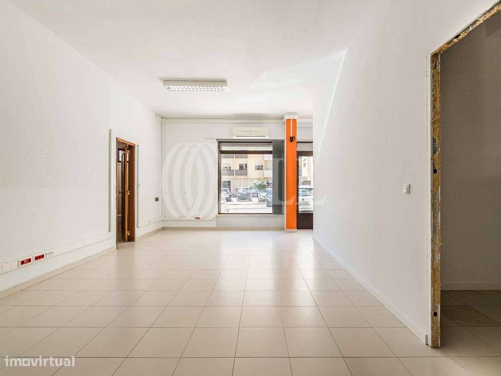 Loja com montra e duas frentes no Prior Velho, Lisboa - Grande imagem: 4/26