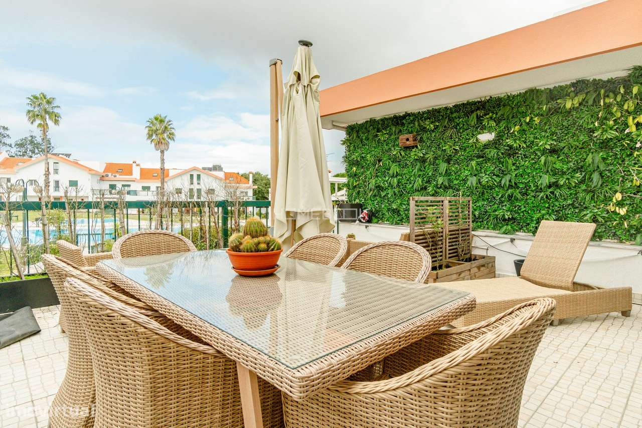 Moradia T5 renovada em condomínio fechado com piscinas, campo de ténis-2