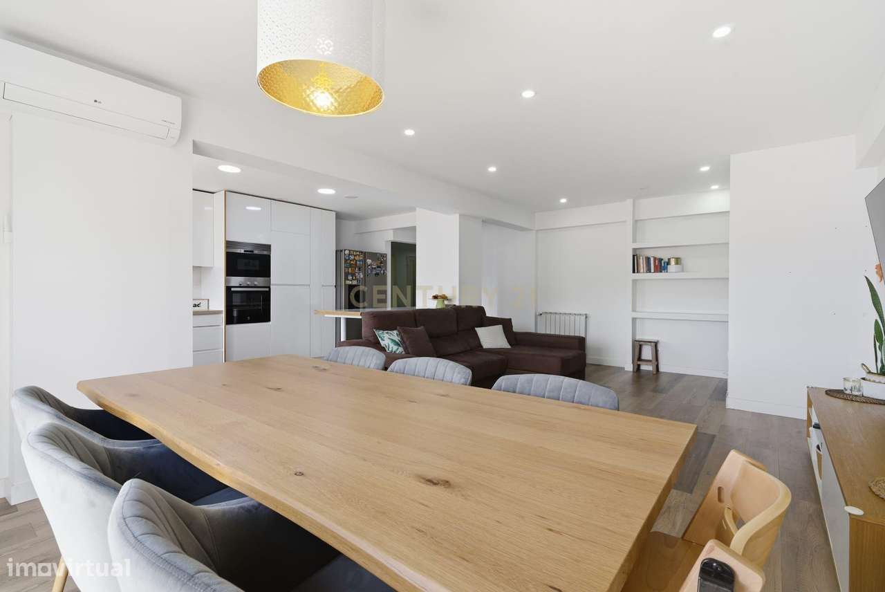 Apartamento T2 Totalmente Renovado com Estacionamento-3