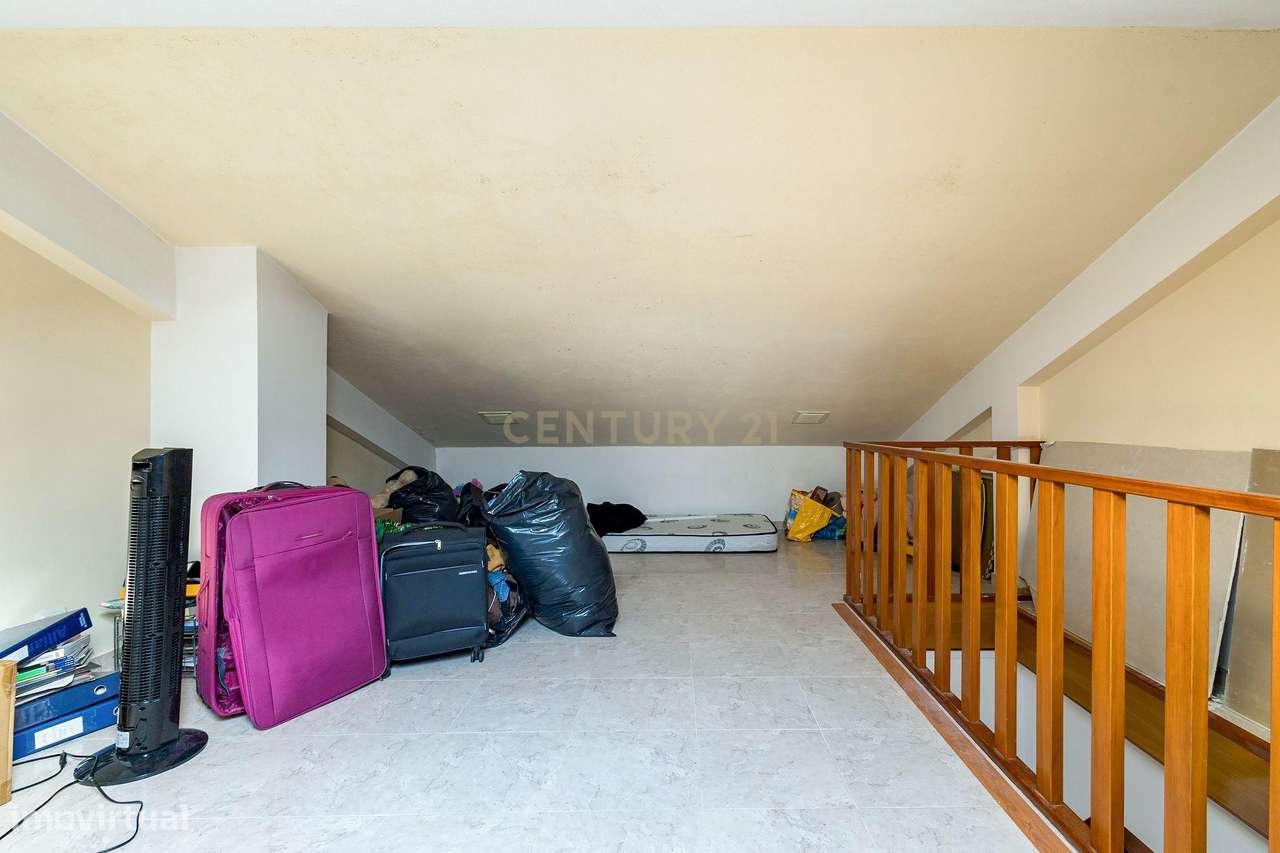 Moradia em Banda T3+1 com quintal e garagem em Zona Tranquila – Bacelo-24
