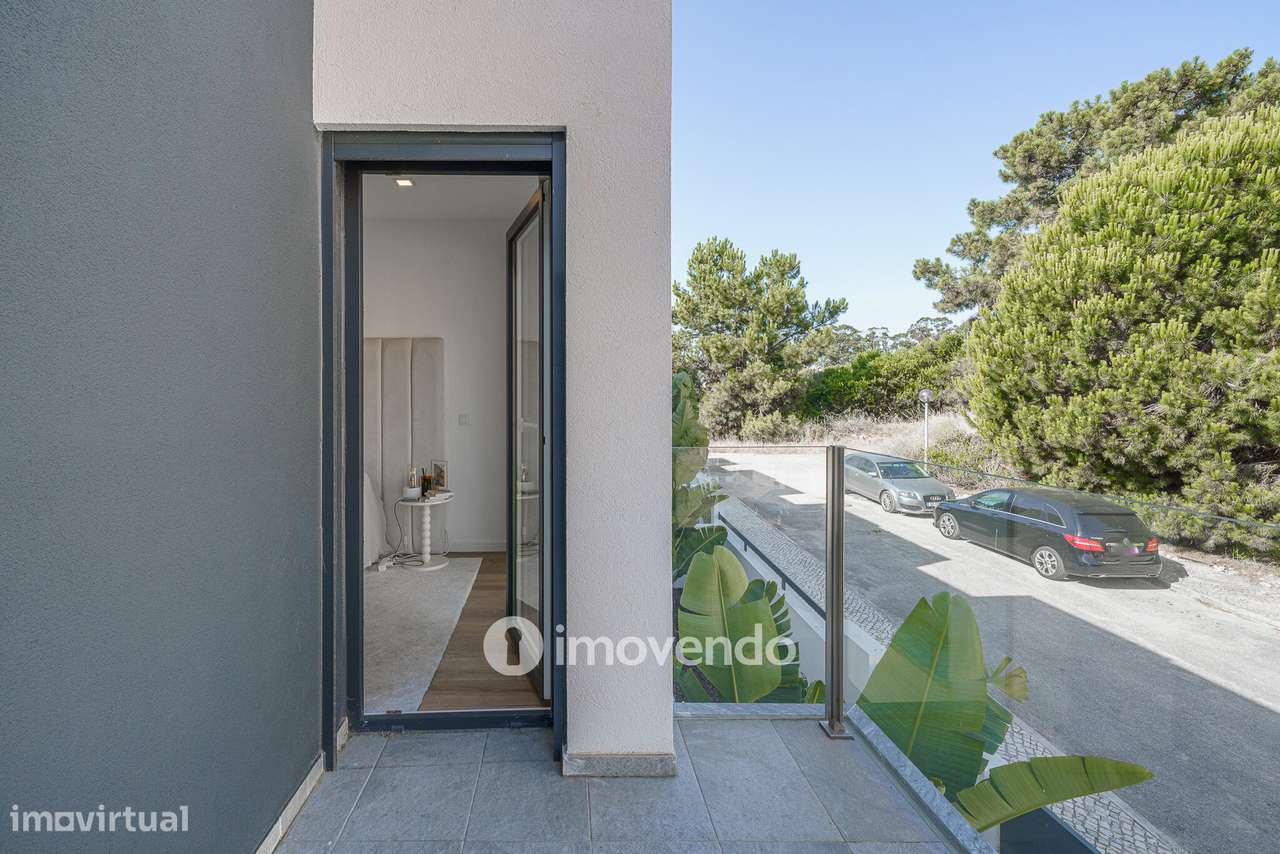 Moradia T3+1 moderna, com piscina e garagem, na Caparica-20