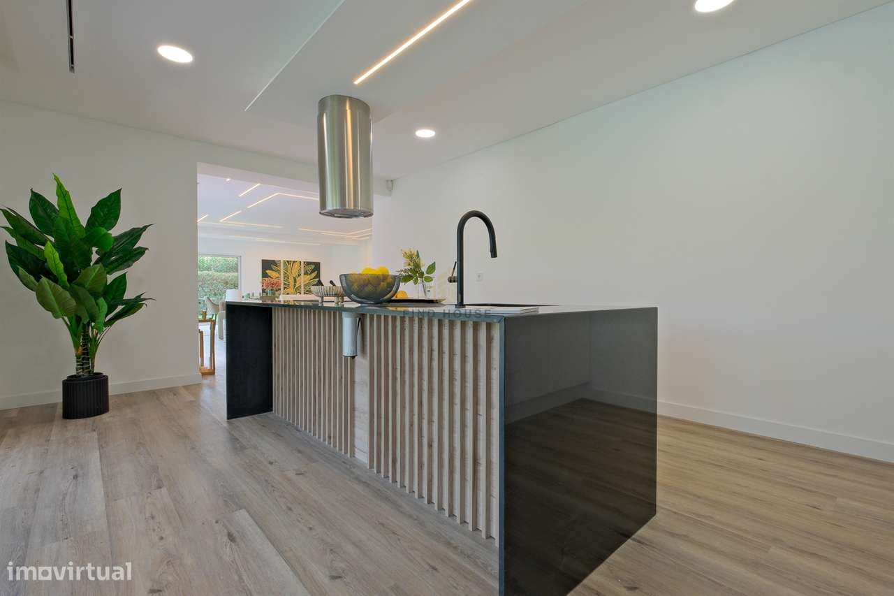 Moradia T4 de Luxo Totalmente Remodelada na Herdade da Aroeira-11