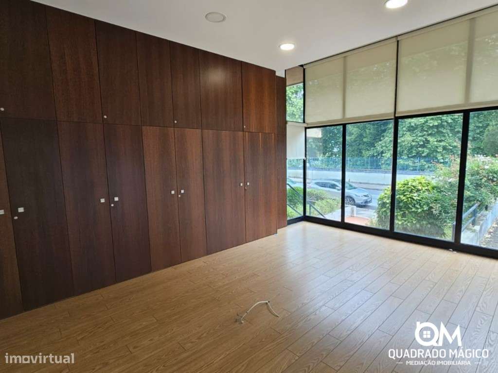 Loja à Venda em Ramalde com Localização Estratégica junto ao Hospit...-6