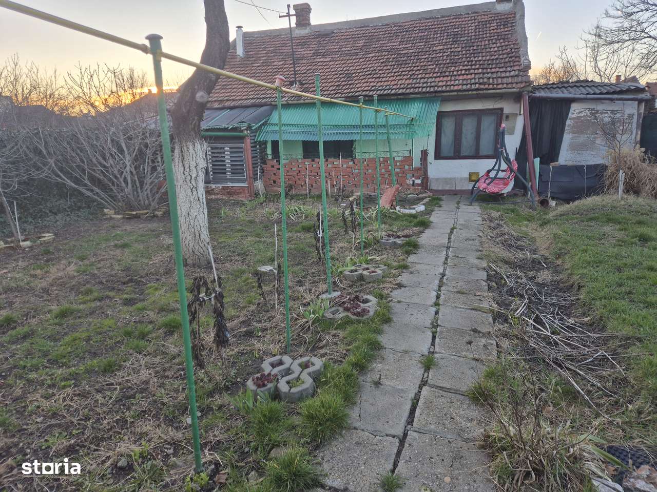 Casă cu 2 camere, Teren 301 mp, acces curte comuna , Pret redus-0