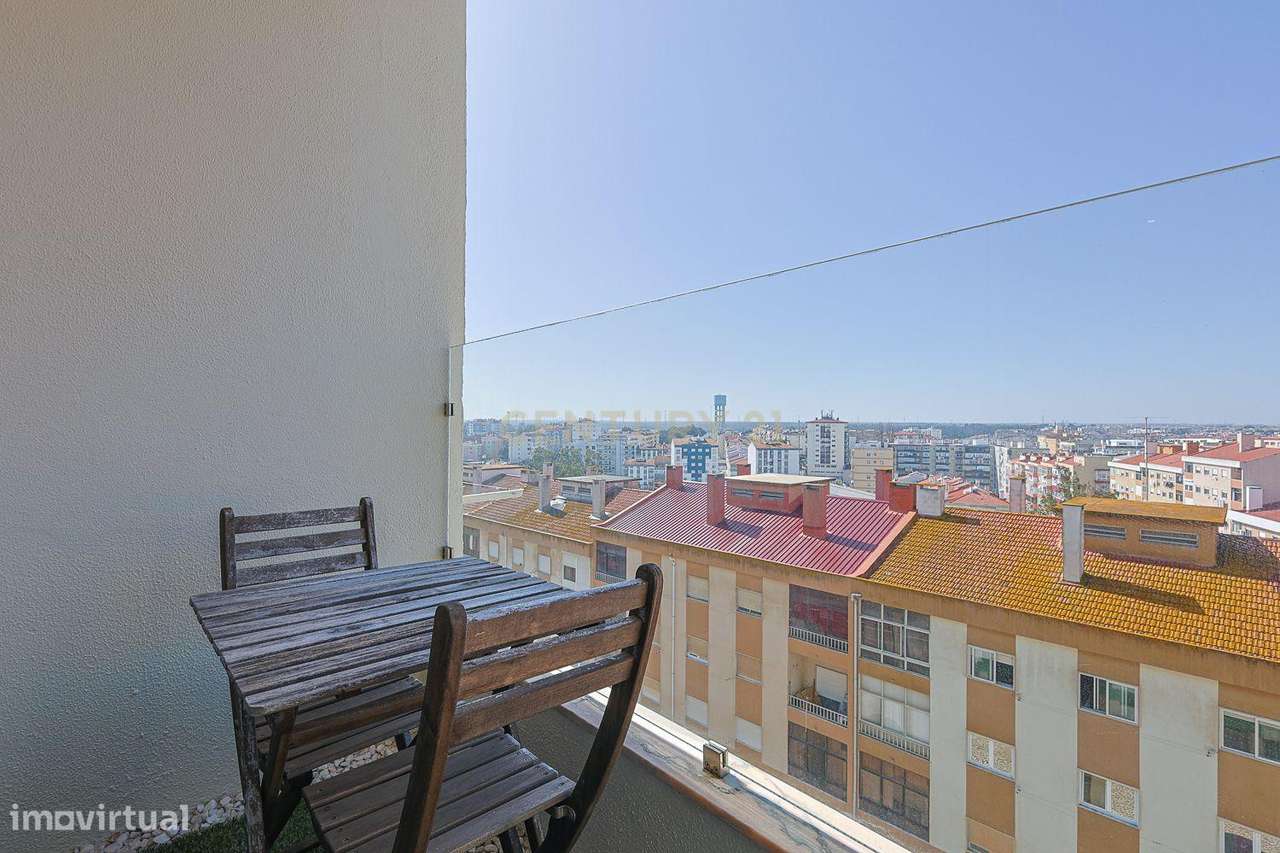 T3 Remodelado com Varanda e Vista para Lisboa – Torre da Marinha, Seix-24