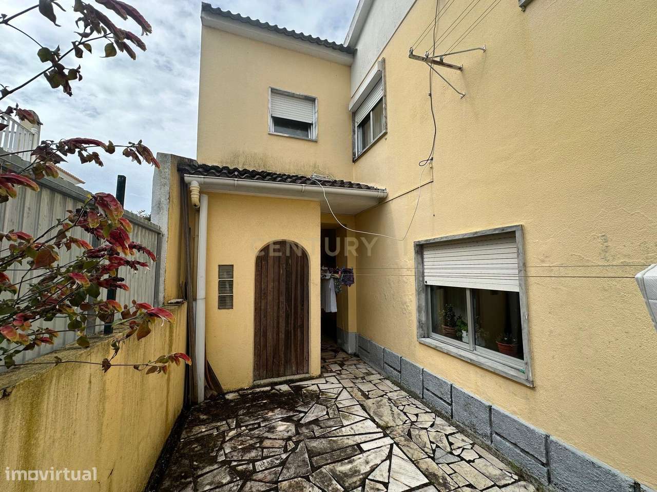 CAPARIDE-Moradia com 3 apartamentos independentes-5