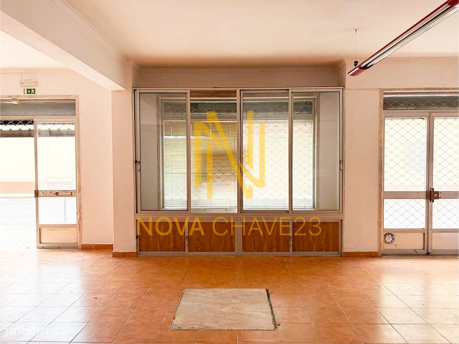 Loja em Agualva – 128 m² | Open Space | 2 Entradas-13